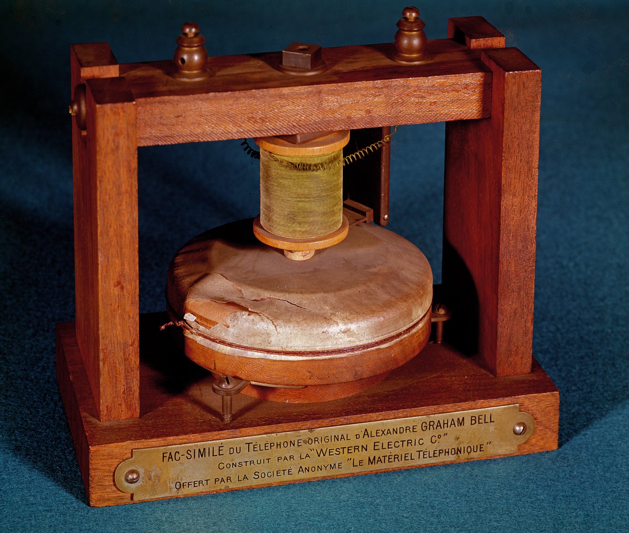 Alexander Graham Bell (1847-1922) tarafından icat edilen ve Western Electric Company tarafından yapılan telefonun tıpkıbasımı by French School