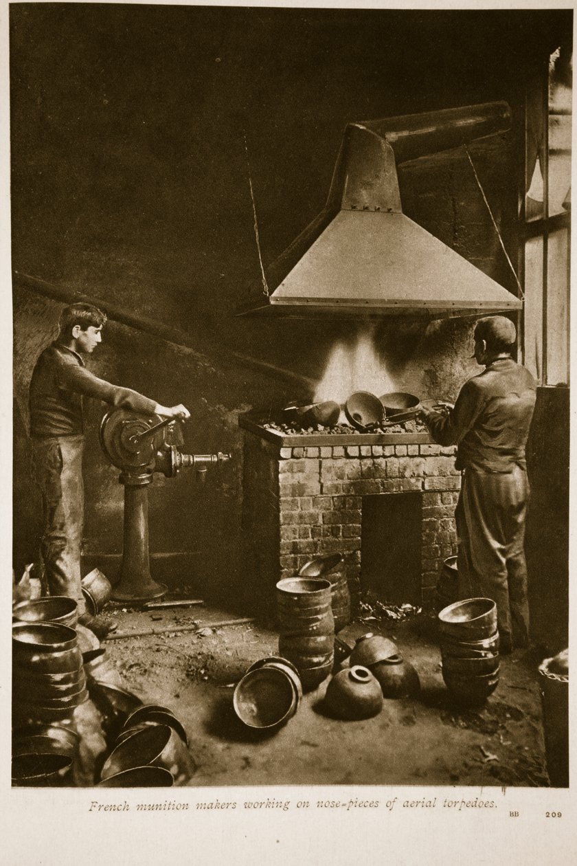 Hava torpidolarının burun parçaları üzerinde çalışan Fransız mühimmat üreticileri, 1914-19 by French School