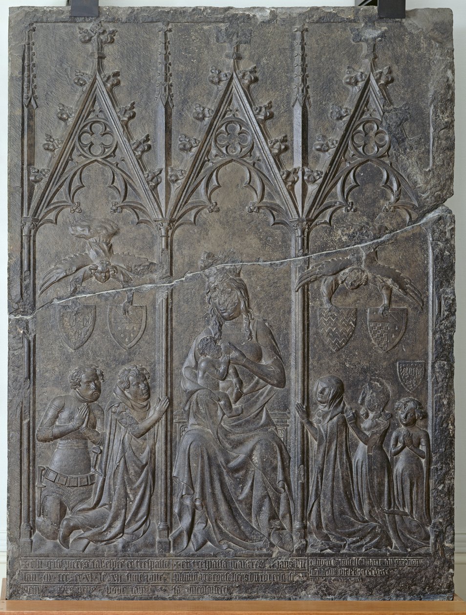 Sacquespee ailesinin Arras'taki St. Nicaise mezarlığındaki mezar steli, 1376 (turna taşı) by French School