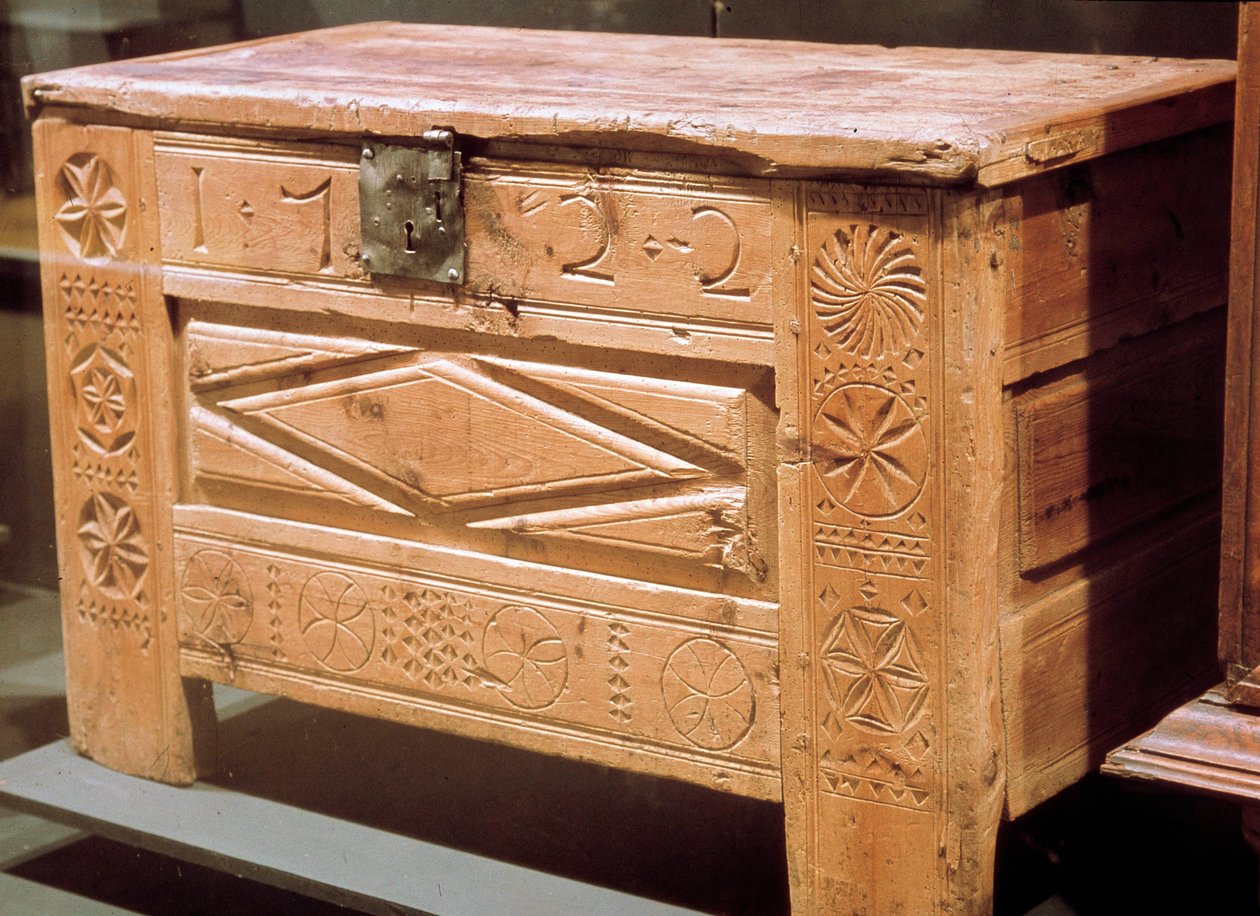 Mobilya: Ketenleri saklamak için kullanılan oymalı köylü sandığı. 1722. Musee National des Arts et Traditions Populaire, Paris by French School