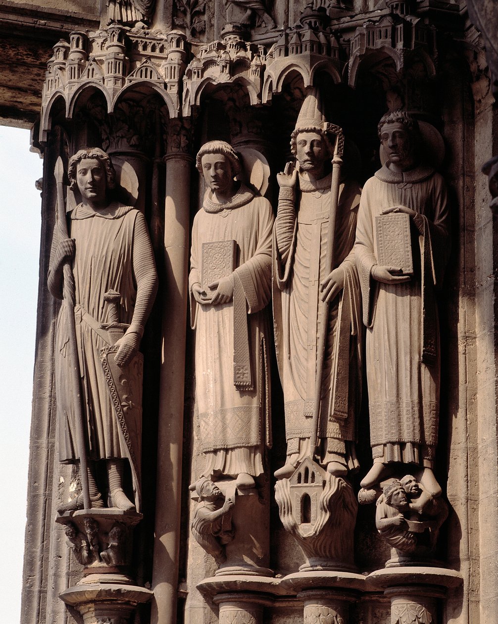 Gotik Sanat: “” Şehit figürleri, sol bir aziz Theodore, bir Roma askeri”” Notre Dame de Chartres Bazilikası