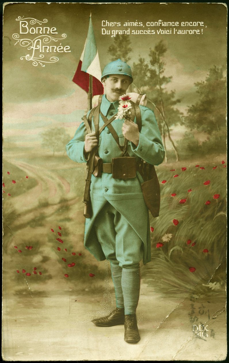 1916 yılı için tebrik kartpostalı. Elinde silahla Fransız bayrağı taşıyan ve bir kır manzarasında bir buket çiçek kokusunu tevazu gösteren bir asker. 1916 yılının dilekleri için renkli kartpostal. by French School