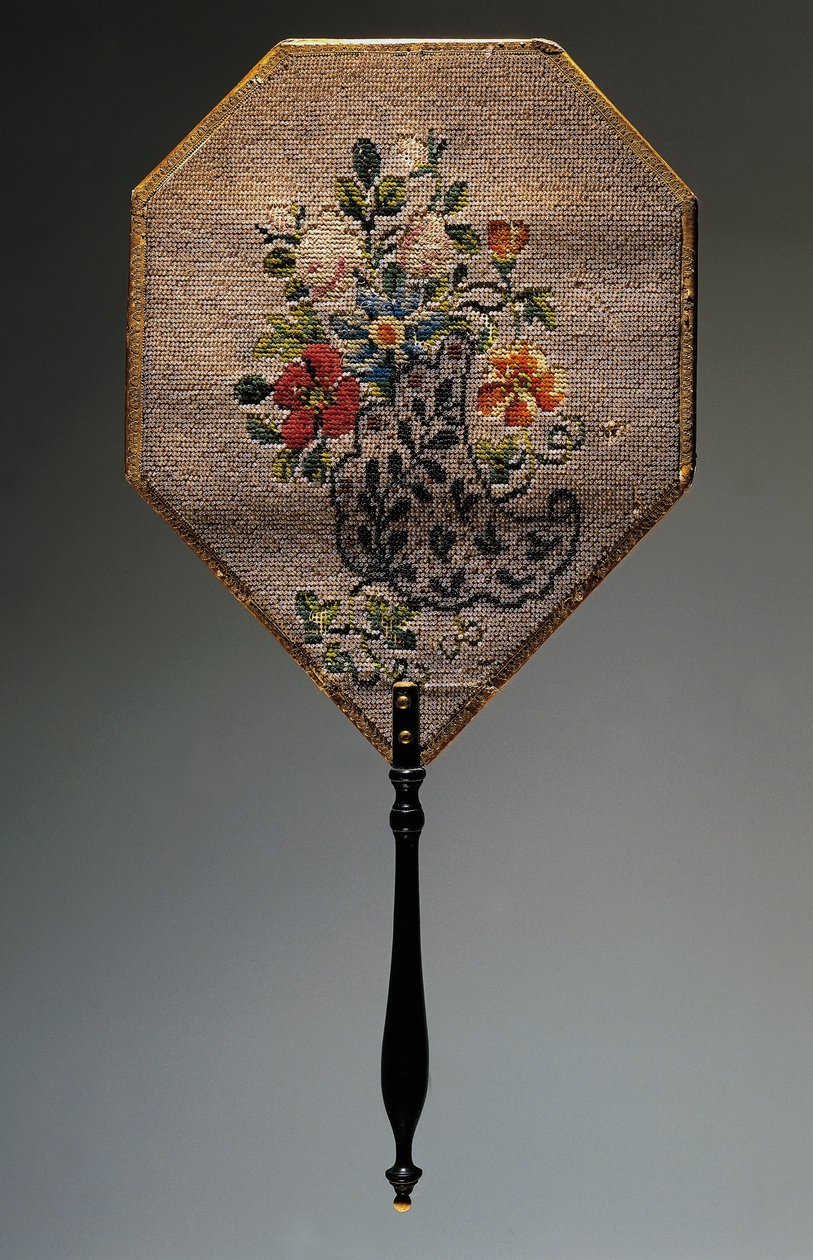 El yelpazeli, saten kaplı, boncuk işlemeli çiçek motifli kart, ahşap saplı, uzunluk 41,9 cm by French School