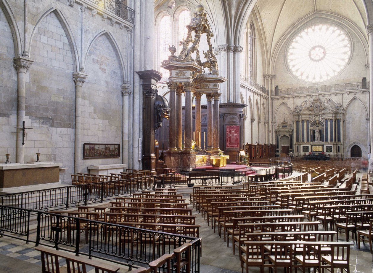 Romanesk ve Gotik tarz arasındaki mükemmel karışımı temsil eden, 12. ve 15. yüzyıllar arasında inşa edilen Cathedrale d