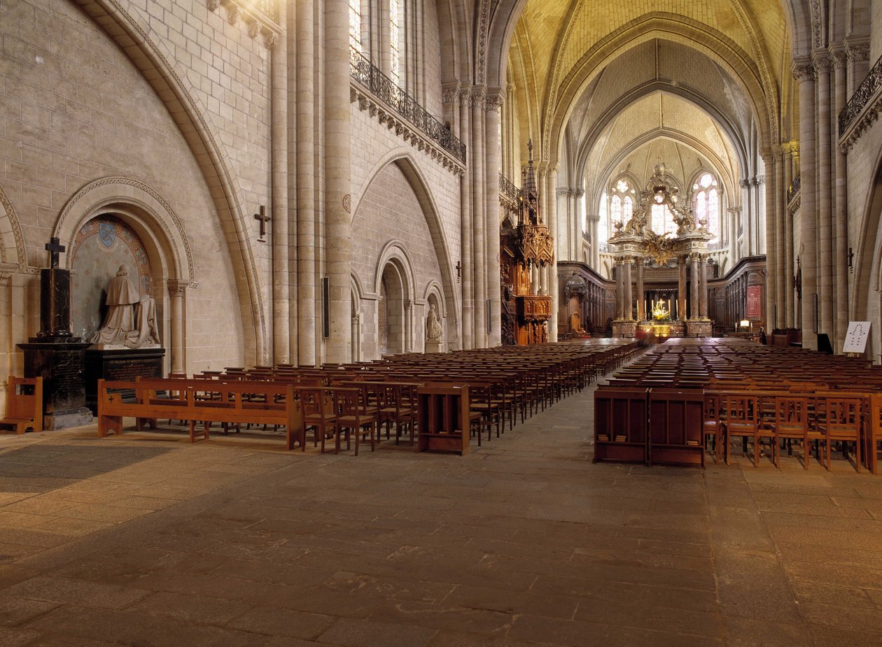 Romanesk ve Gotik tarz arasındaki mükemmel karışımı temsil eden, 12. ve 15. yüzyıllar arasında inşa edilen Cathedrale d