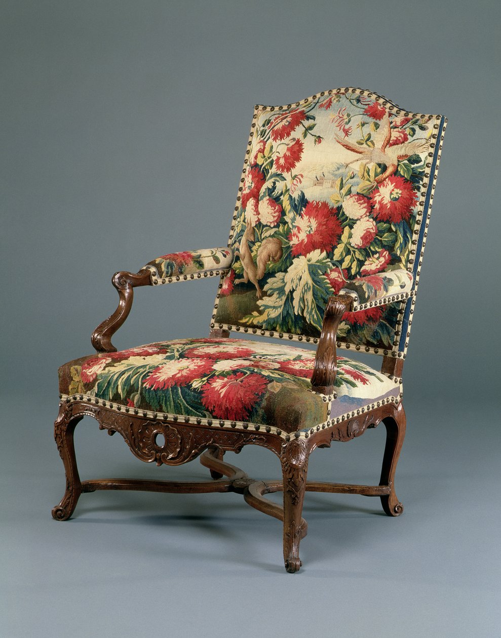 Louis XIV Fauteuil, c.1710 (oymalı ceviz ve goblen) (ayrıca bkz. 220169) by French School