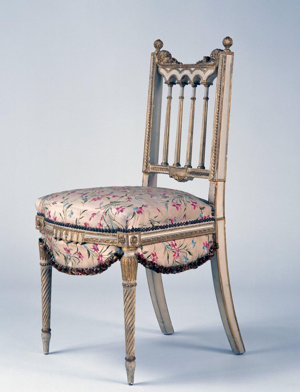 Louis XVI tarzı İkinci İmparatorluk (Napolyon III) yaldızlı ahşap ve Lyon ipek sandalye, 19. yüzyılın 2. yarısı, Fransa by French School