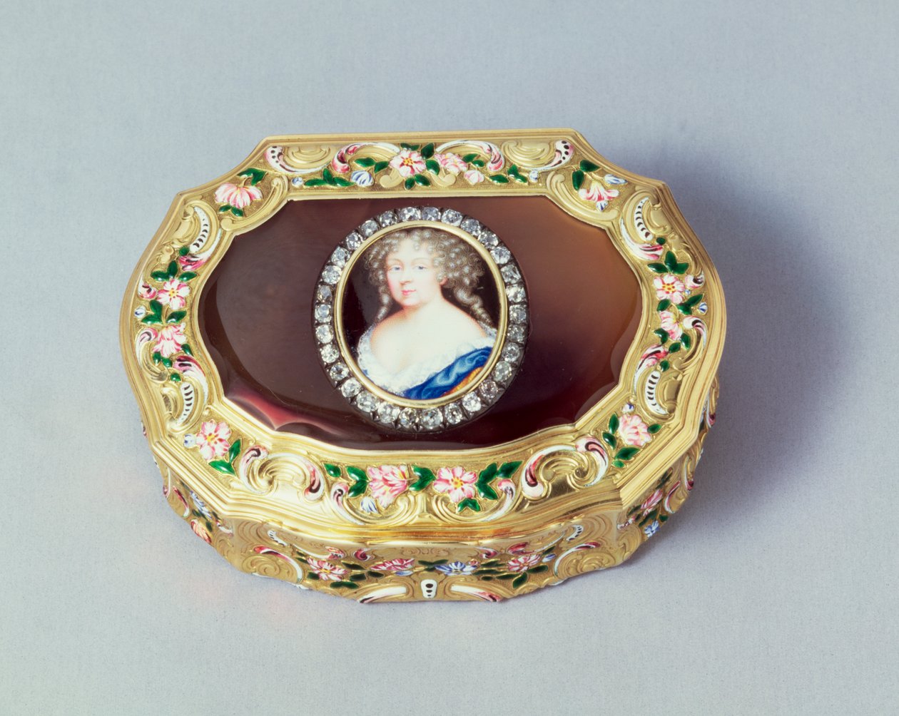 Louis XVI oval enfiye kutusu, Gabriel Gallois, Paris, 1738 (altın, akik ve emaye) by French School