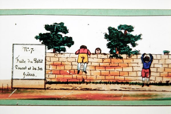 "Tom Thumb" masalından bir sahneyi gösteren Magic Lantern resmi - Tom Thumb ve kardeşleri, devin evinden kaçarken, 19. yüzyılın ortalarında (renkli kağıt) by French School