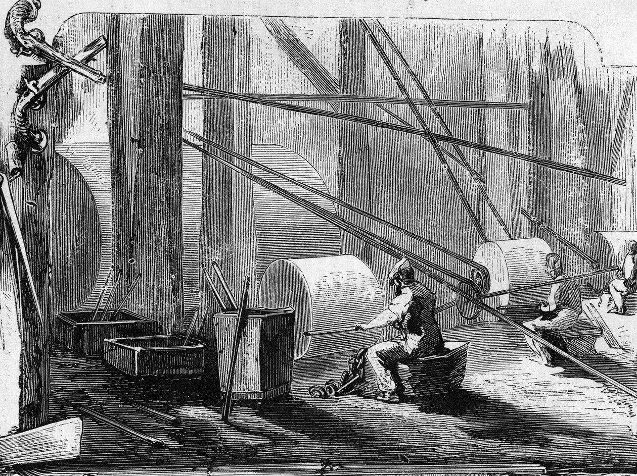 Tüfek tabancalarının imalatı: taş tekerlekleri olan demir silindirlerin parlatılması. 12 Aralık 1857 tarihli “” Le Monde Illustré”” n°35