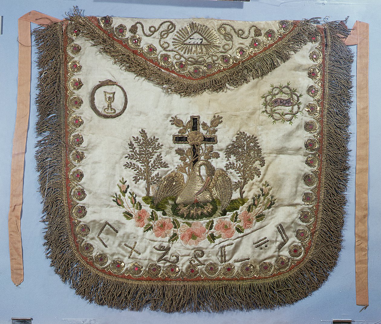 Çeşitli sembollere sahip masonik önlük (işlemeli ipek) by French School