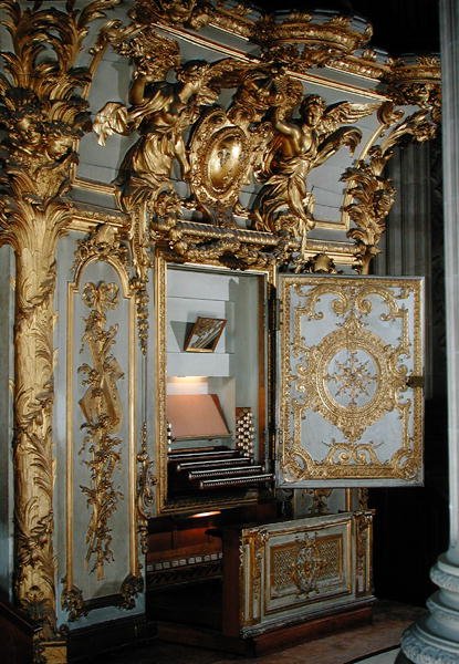 Şapelde kapı açık org (yaldızlı metal ve sıva) by French School