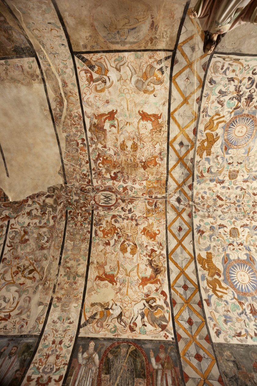 Bölge kilisesi (Solers Our Lady of Kilisesi). İç mekan. Nef, tavanlar. Duvar resimleri. 16