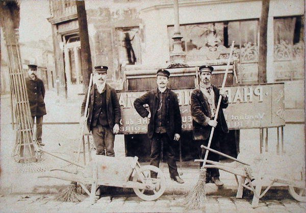 Parisli çöpçü, 1900 dolayları (sepya fotoğrafı) by French School