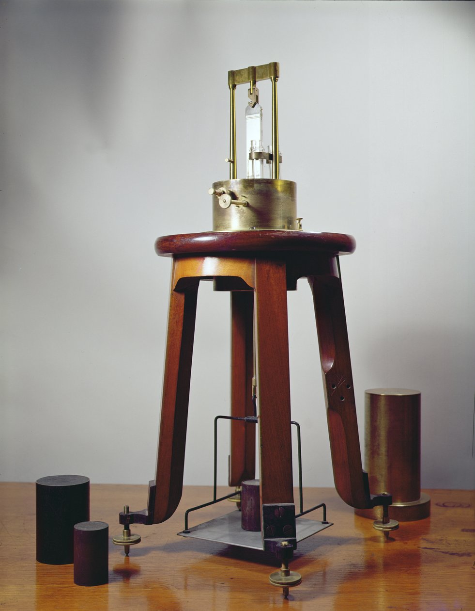 Pierre (1859-1906) ve Jacques Curie, 1897 tarafından tasarlanan Piezoelektrik kuvars aparatı by French School