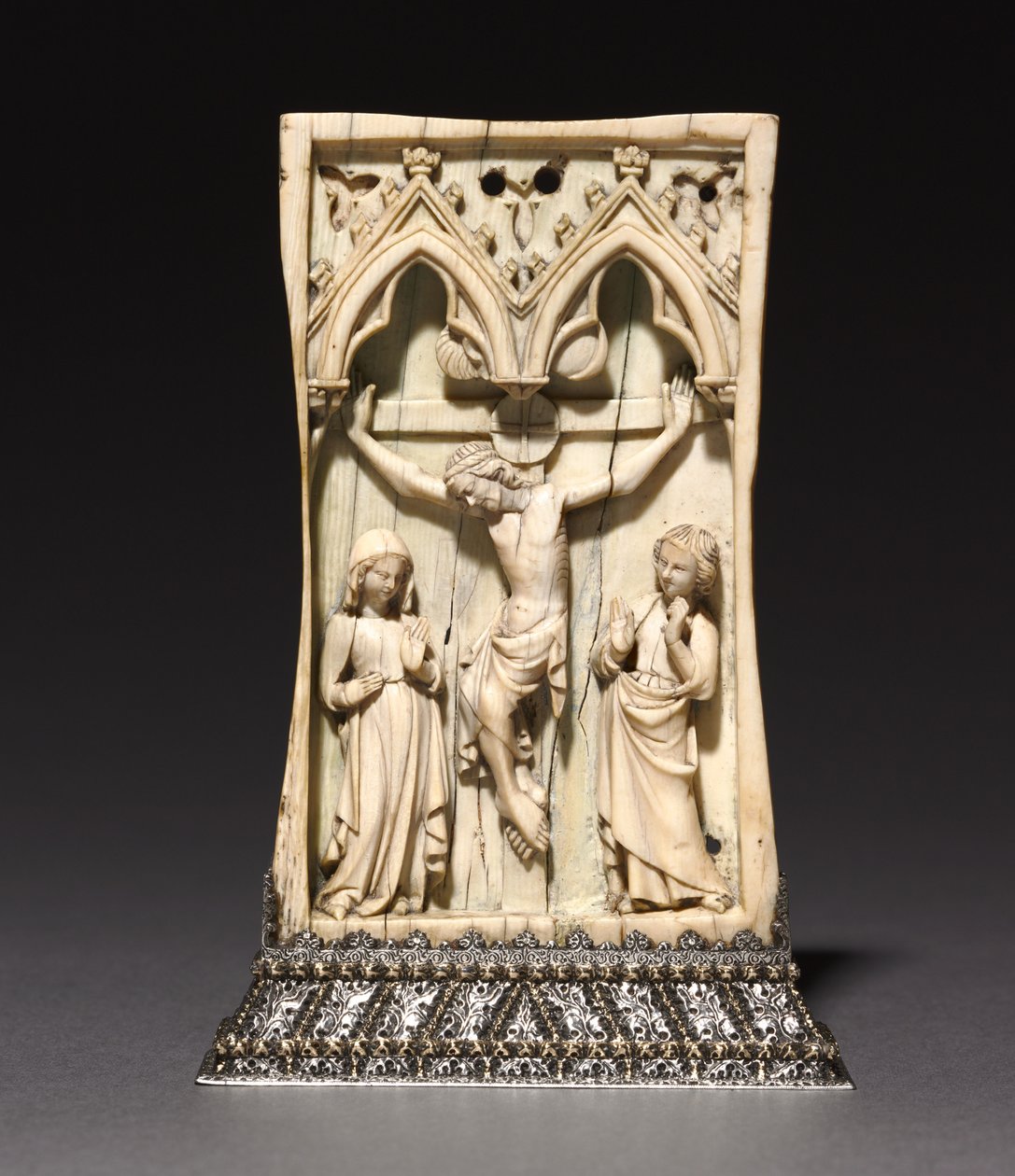 Plak: Çarmıha Gerilme, Fransızca veya İngilizce, c.1345-1365 (fildişi, gümüş bir sehpaya monte edilmiş (1919