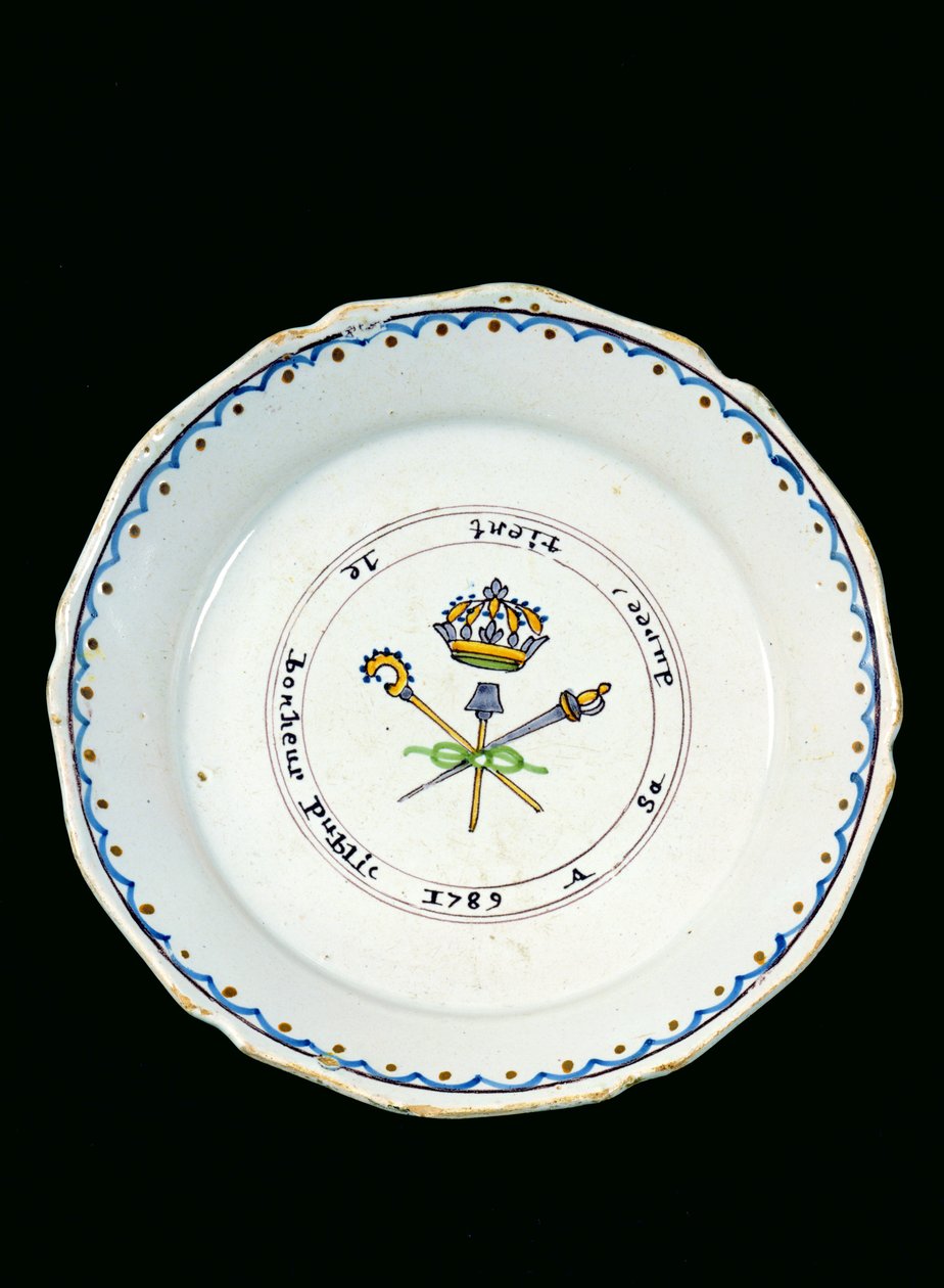 Kraliyet tacı altında Üç Düzen ile süslenmiş plaka, 1789 (seramik) by French School