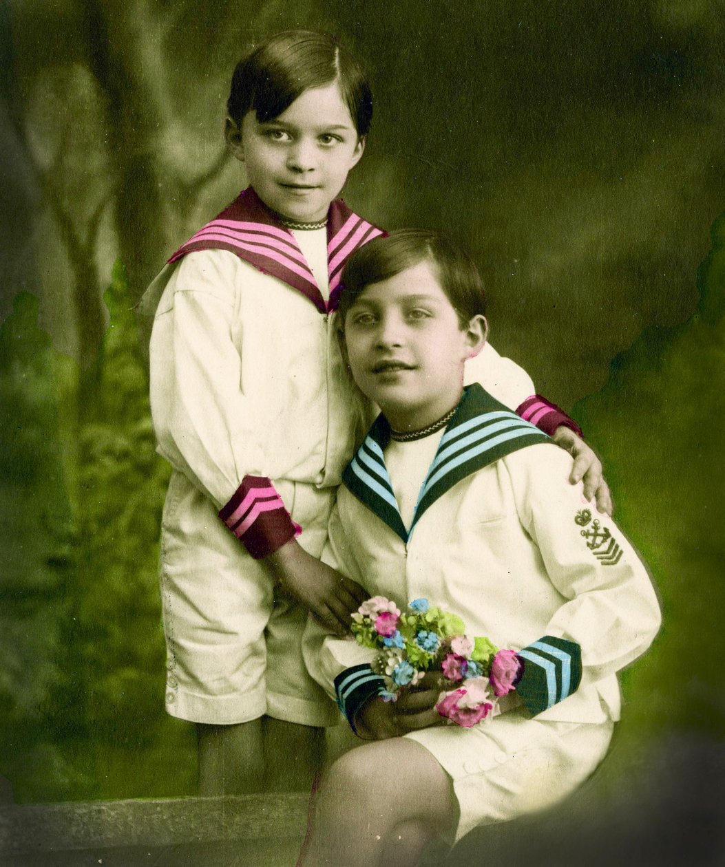 İki erkek çocuğun portresi c.1898 (el ile renklendirilmiş fotoğraf) by French School