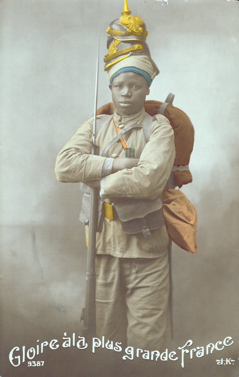 Senegalli bir askeri gösteren kartpostal, 1915 (renkli fotoğraf) by French School