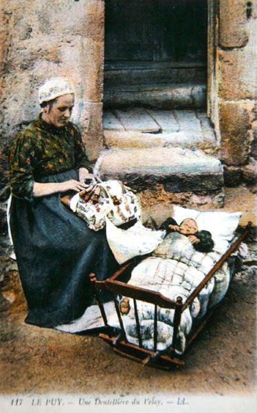 20. yüzyılın başlarında Velay bölgesinden bir dantelciyi gösteren kartpostal (renkli fotoğraf) by French School