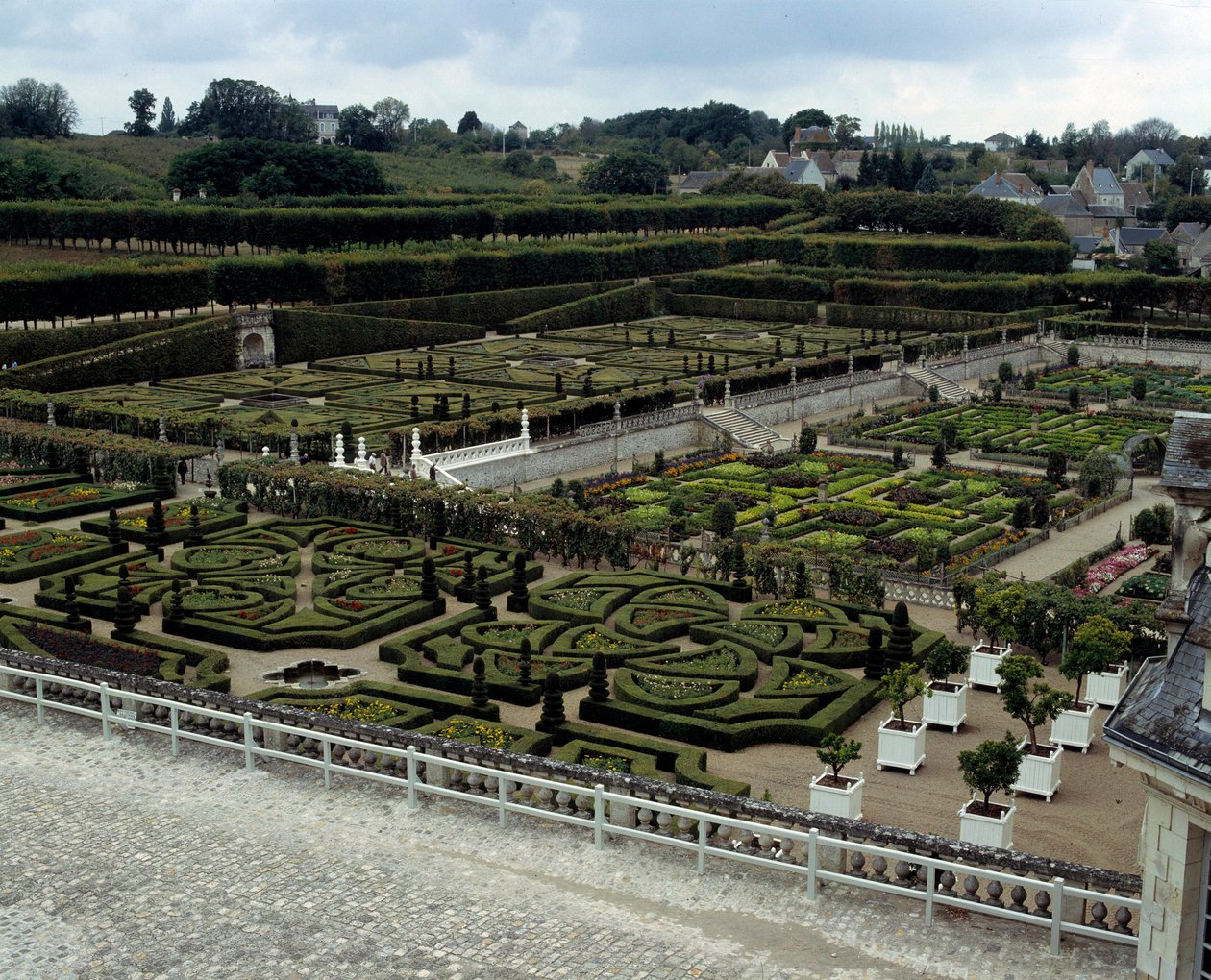 Rönesans mimarisi: 16. yüzyılın başında inşa edilen Chateau de Villandry bahçelerinin görünümü, Loire şatolarından biridir. Villandry, Indre ve Loire by French School