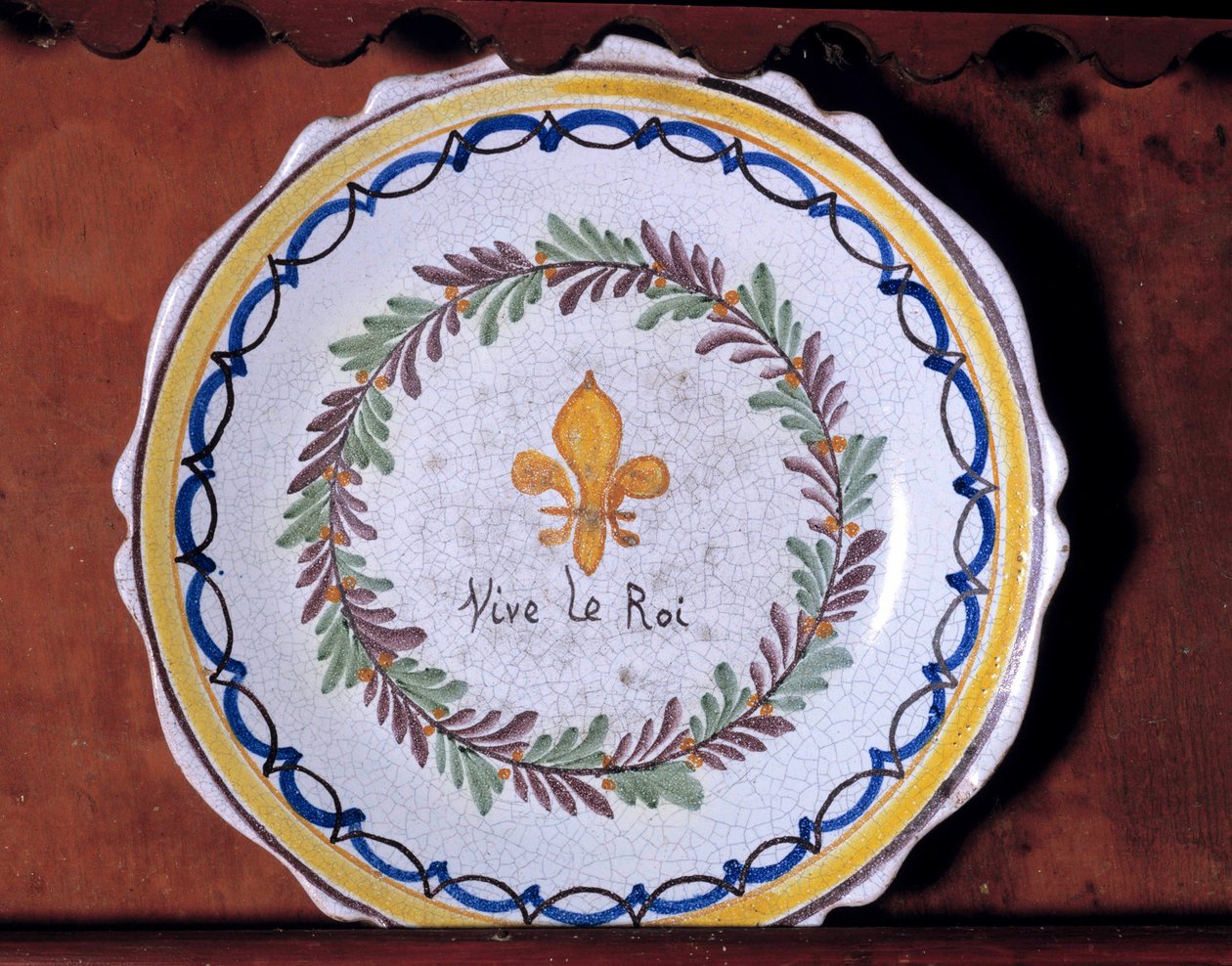 Monarşist motifli (zambak) ve “Yaşasın kral” yazıtlı devrimci plaka 1790 Nevers. Frederic Blandin Müzesi by French School