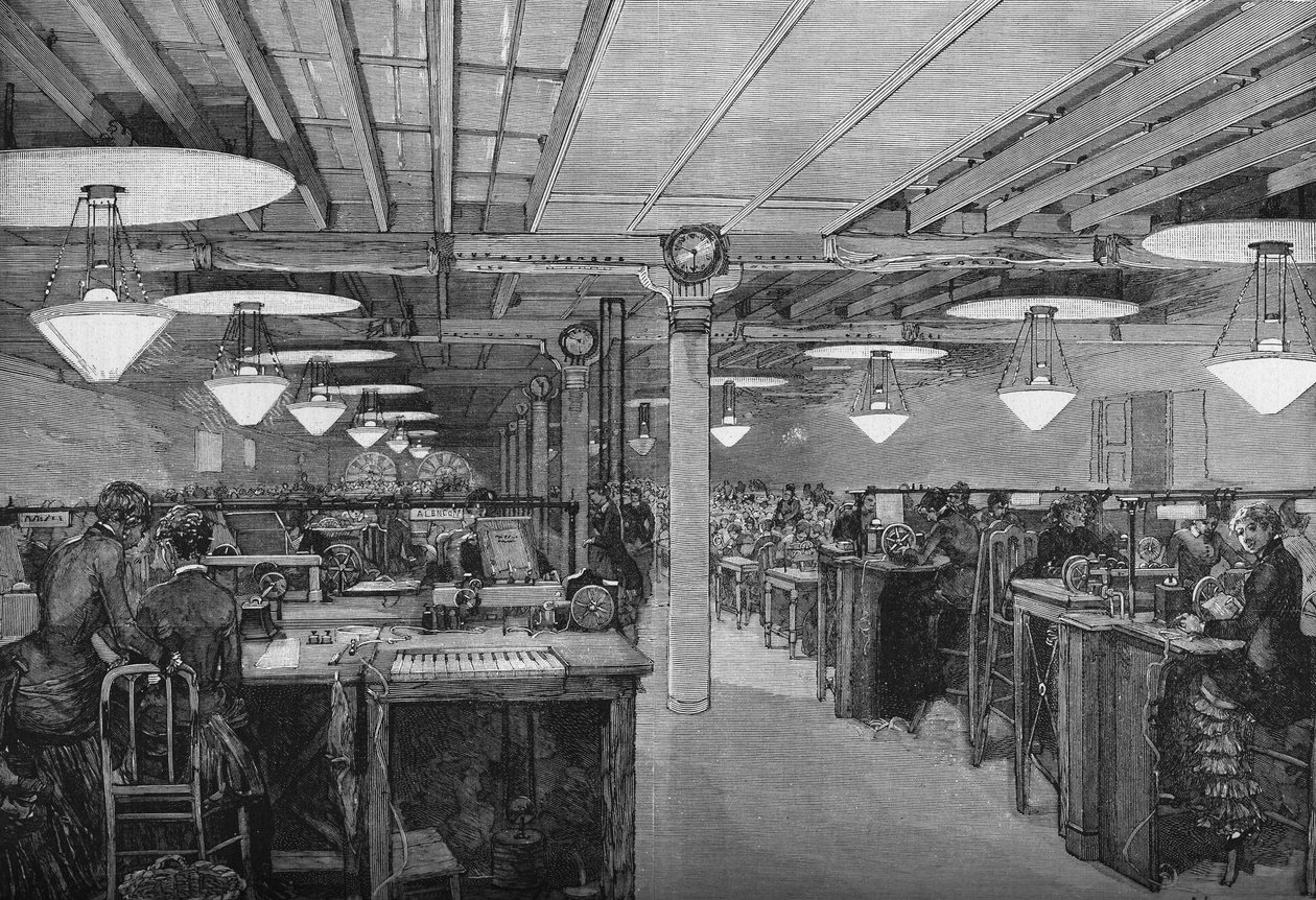 Posta ve Telgraf Bakanlığı merkez ofisinde voltaik ark lambalarıyla elektrik ışığıyla aydınlatılan kadın telgrafçıların odası (sistem iptali), Paris 1883. by French School