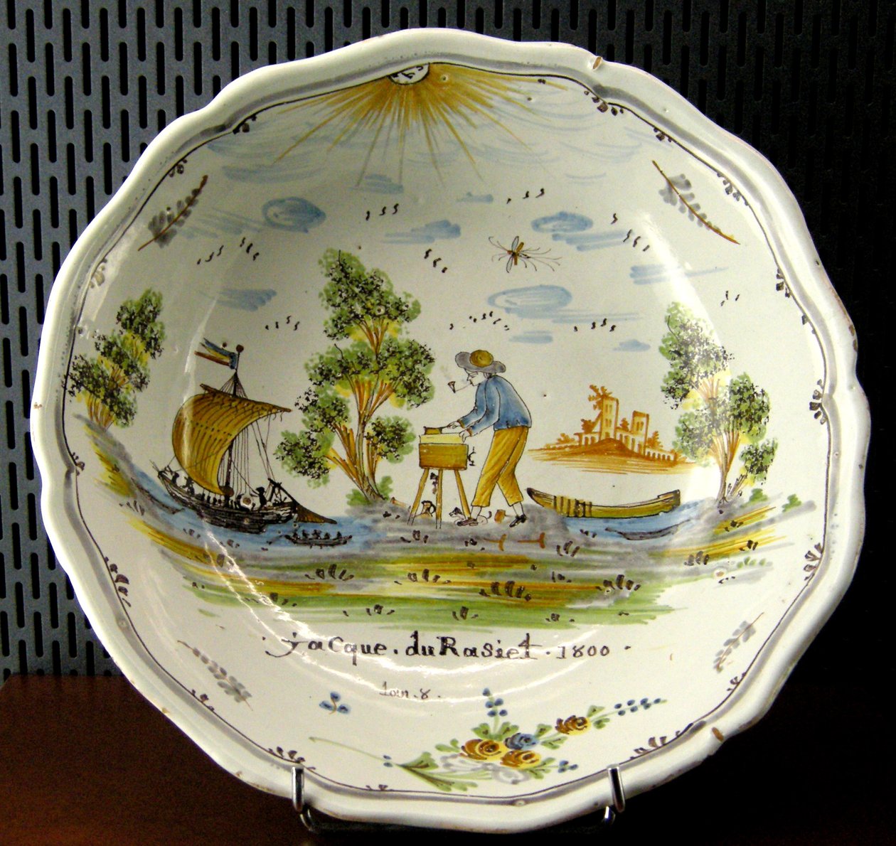 Loire, Nevers, 1800 (seramik) üzerinde bir zanaatkar ve tekneleri tasvir eden salata kasesi by French School
