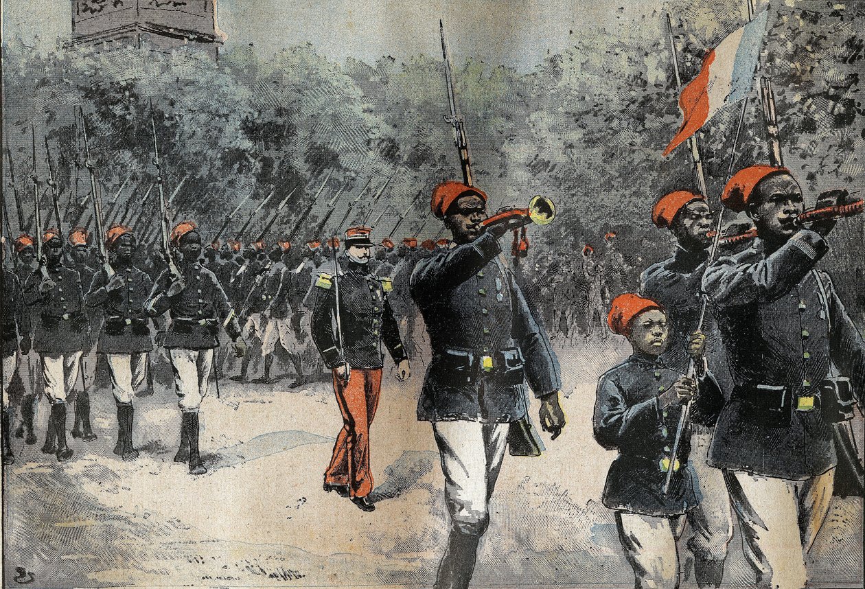 Yüzbaşı Mangin (1873-1908) komutasındaki Komutan Jean-Baptiste Marchand'ın (1863-1934) Afrika keşif görevinden dönen Senegalli Tirailleurlar, 14 Temmuz'un gözden geçirilmesine hazırlanıyor by French School