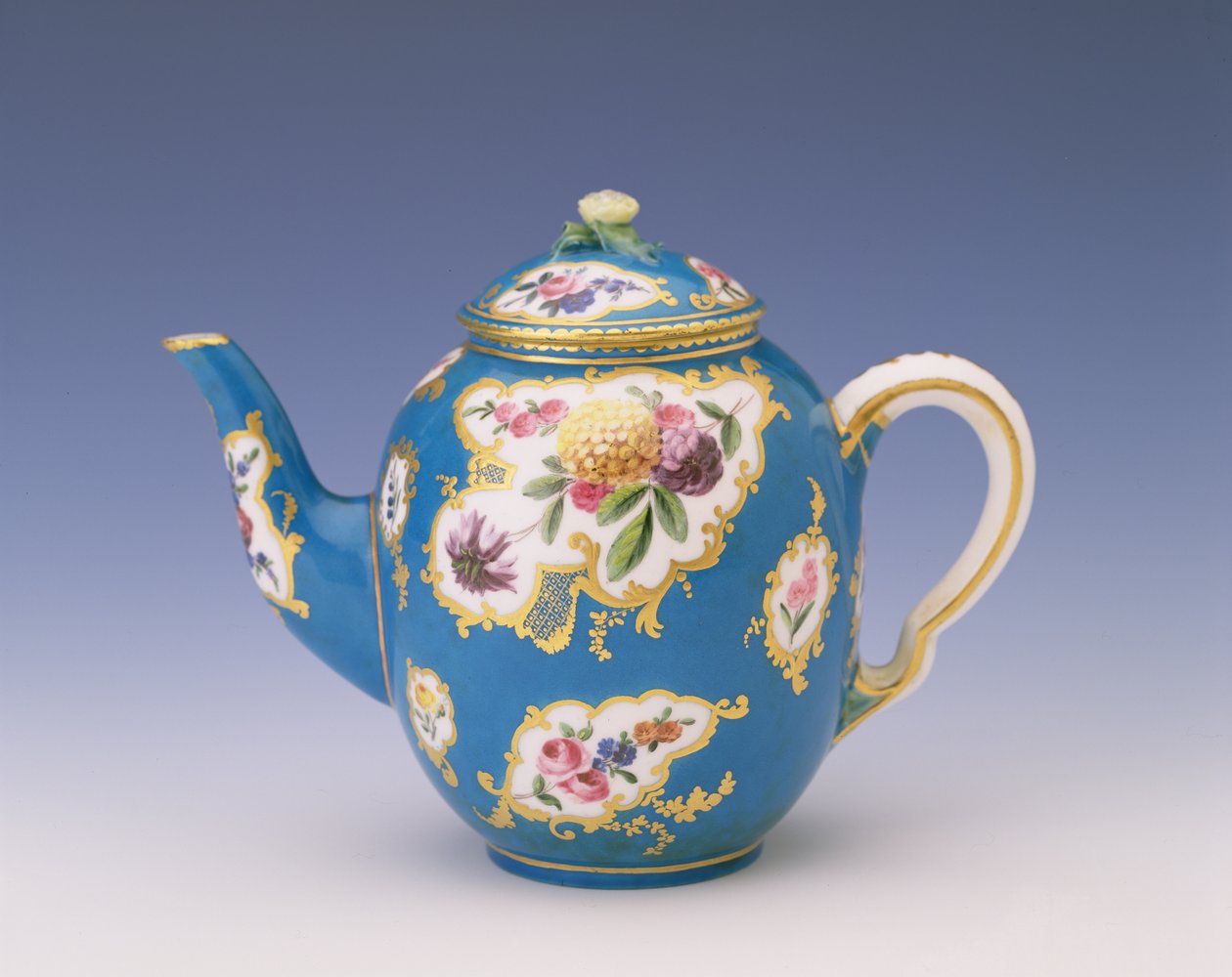 Bleu celeste zeminli Sevres Çaydanlık, 1766 (porselen) by French School