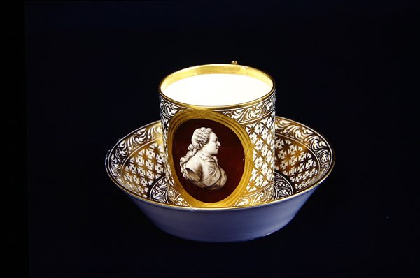 Louis tasvirli Sevres fincanı ve tabağı, c.1775 (porselen) by French School