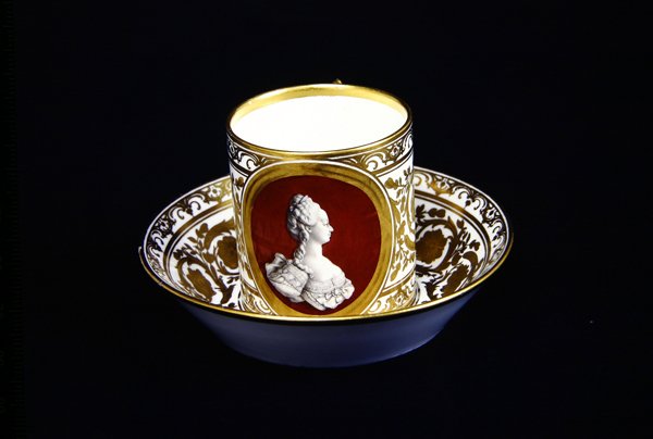 Marie-Antoinette tasvirli Sevres fincanı ve tabağı, c.1773-4 (porselen) by French School