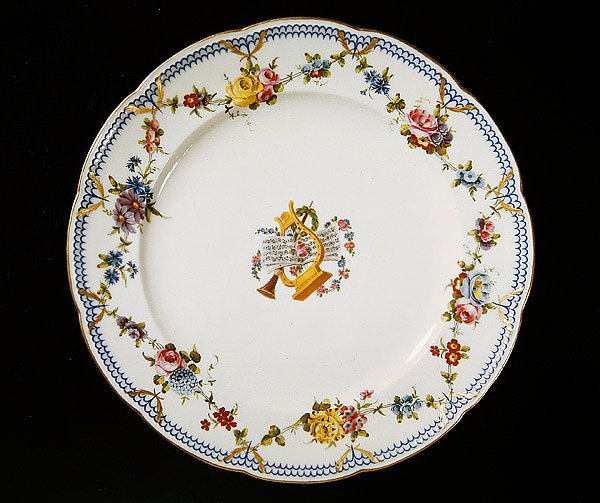 Notalarla süslenmiş Sevr tabağı, 1764 (fayans) by French School