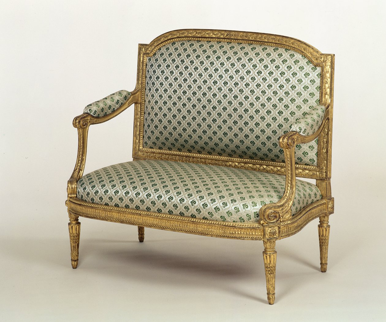 Küçük Louis XVI Kanepe, JPBoulard tarafından damgalanmış, c.1775 (döşemeli oymalı yaldızlı ağaç) by French School