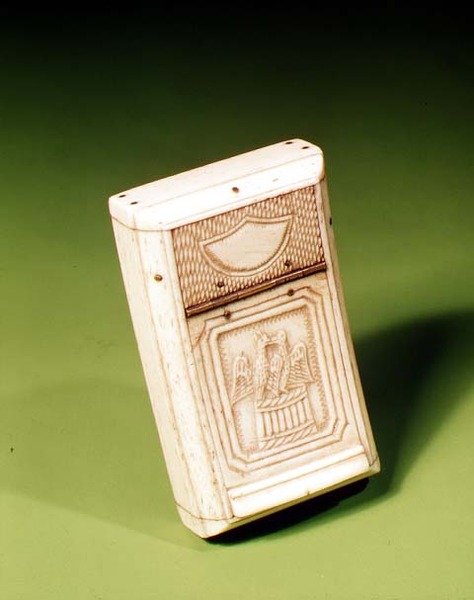 Enfiye Kutusu, bir savaş esiri tarafından yapılmış, c.1790 (kemik) by French School
