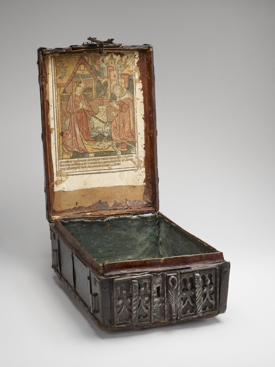 The Nativity, in Coffer, c.1490 (ahşap, demir, deri, at kılı ve ketenden yapılmış bir sandığın iç kapağına monte edilmiş fildişi serilmiş kağıt üzerine fırça, şablon ve suluboya ile renklendirilmiş siyah el yapımı gravür) by French School