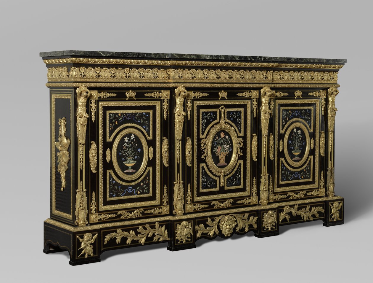 Üç kapılı dolap, c.1835-38 (bronzlu yaldızlı ahşap) by French School