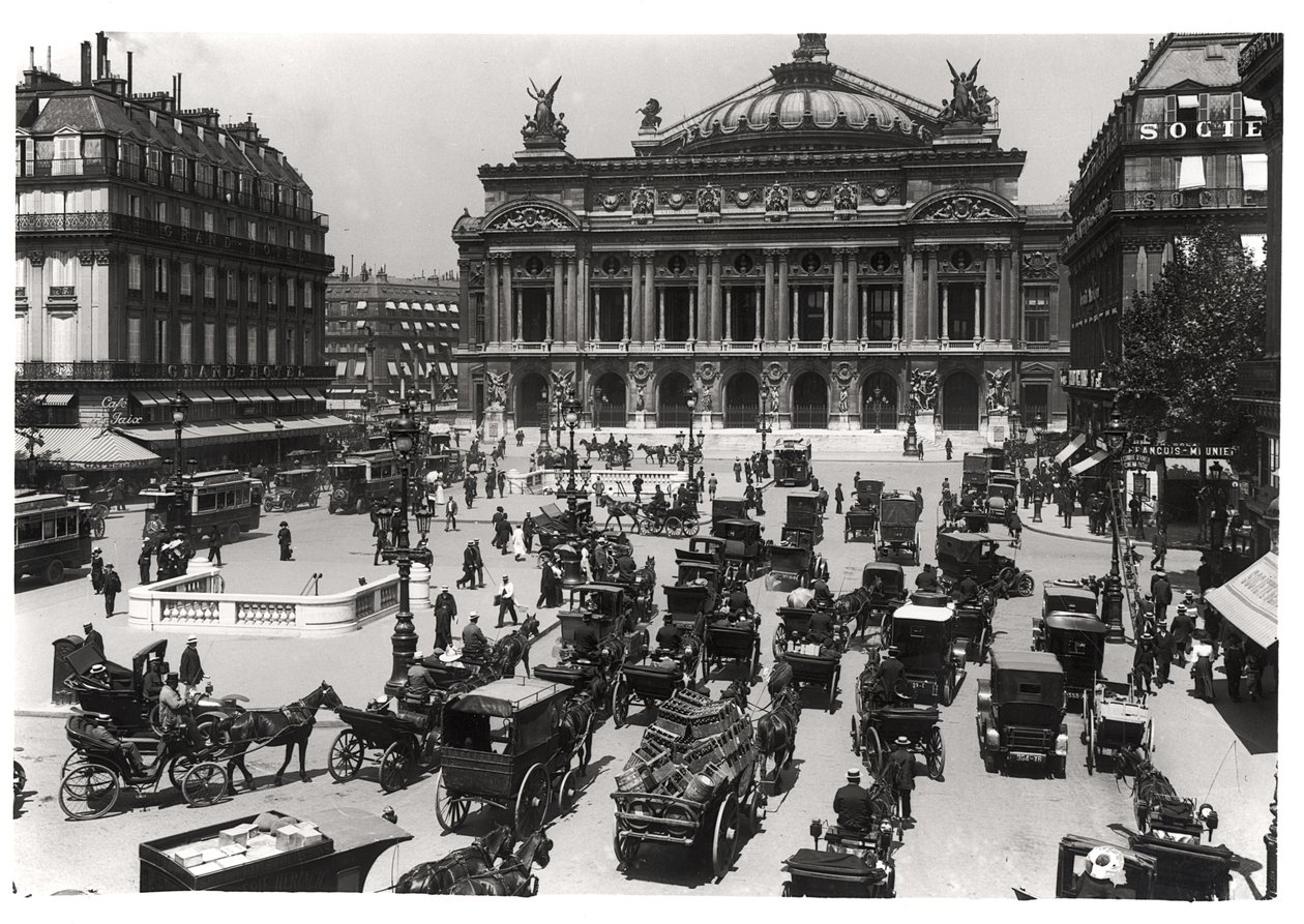 Paris Opera Binası önündeki trafik, 1890-99 by French School