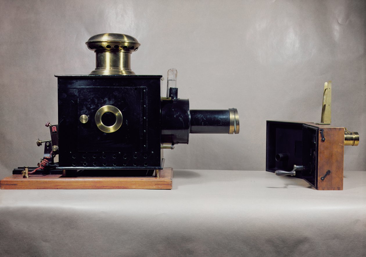 August (1862-1954) ve Louis Lumiere (1864-1948) tarafından üretilen ilk sinema projektörlerinden birinin görünümü by French School