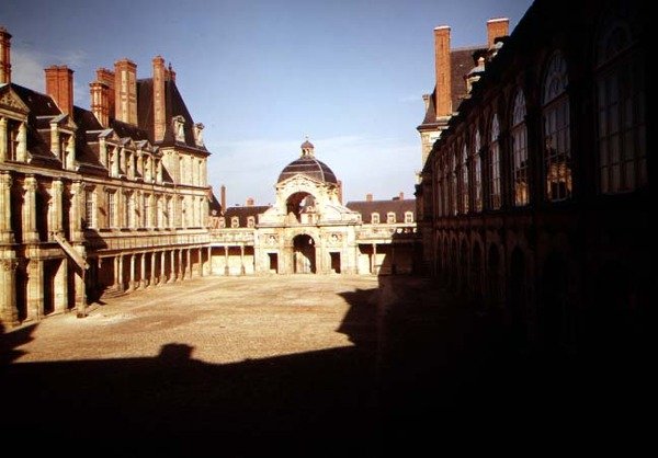 Cour de lOcale ve Louis XIII vaftizhanesinin görünümü by French School