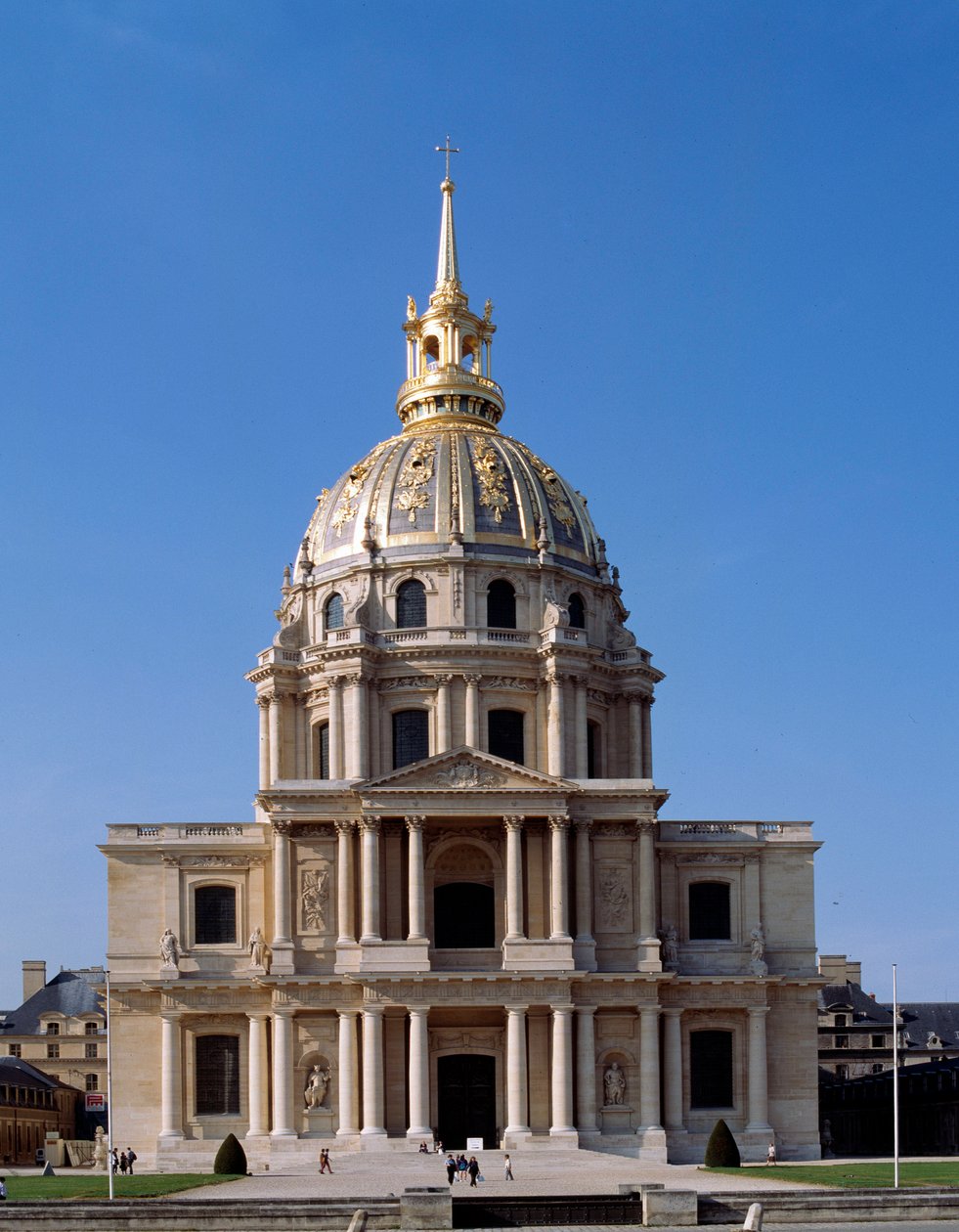 1670 yılında XIV. Louis tarafından inşası emredilen bir Paris anıtı olan Hotel des Invalides