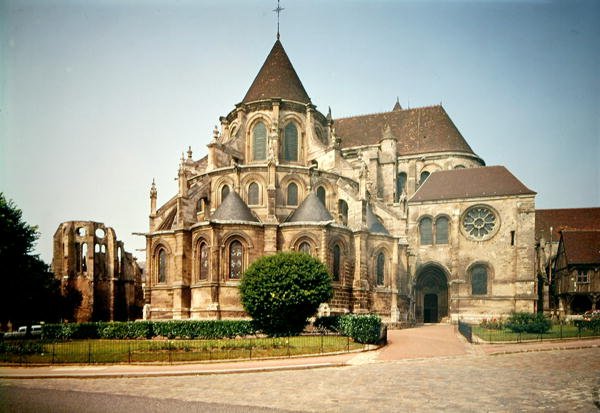 1150-1220 yılları arasında inşa edilen Notre-Dame Katedrali