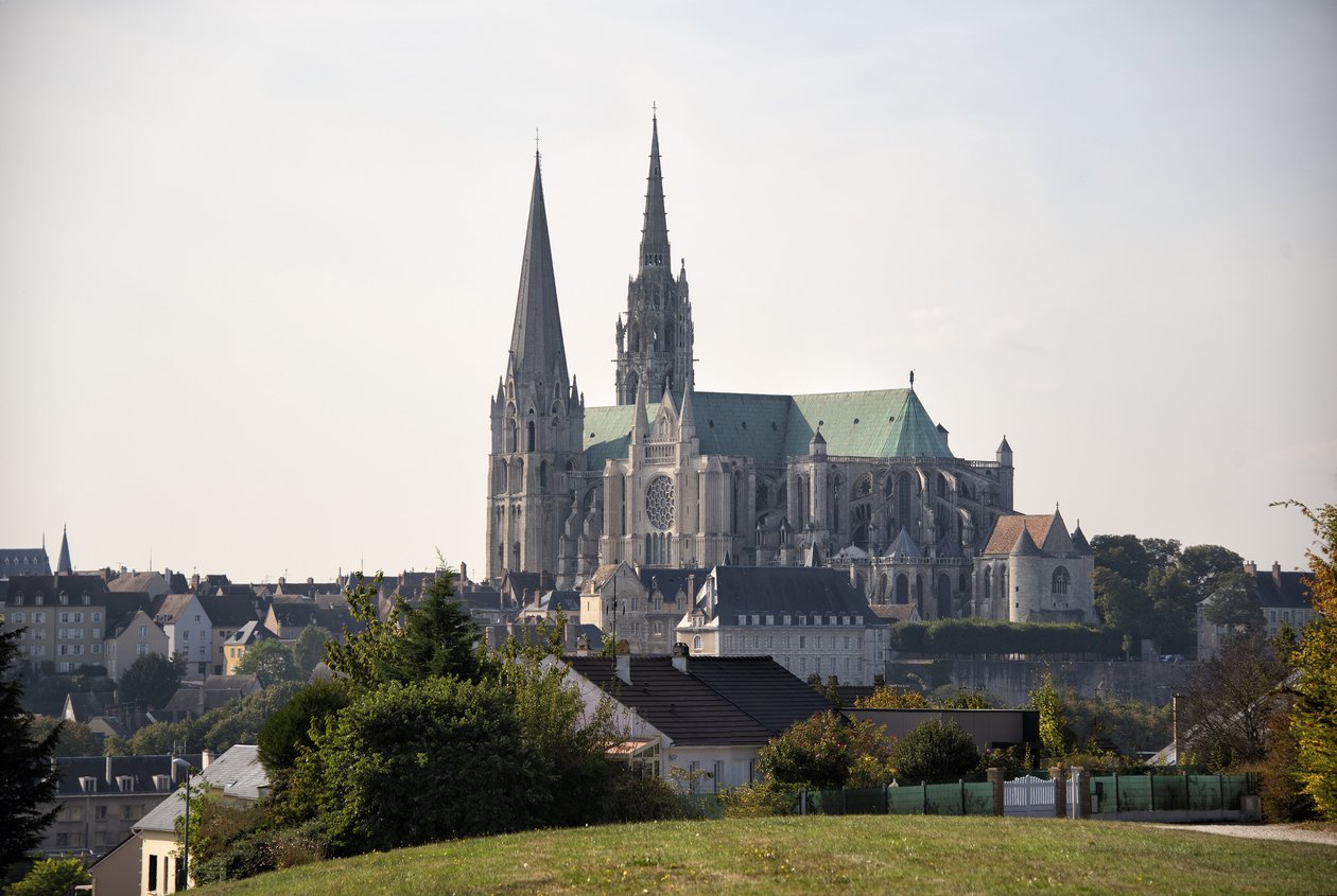 Şehir ile chartres katedralinin görünümü by French School