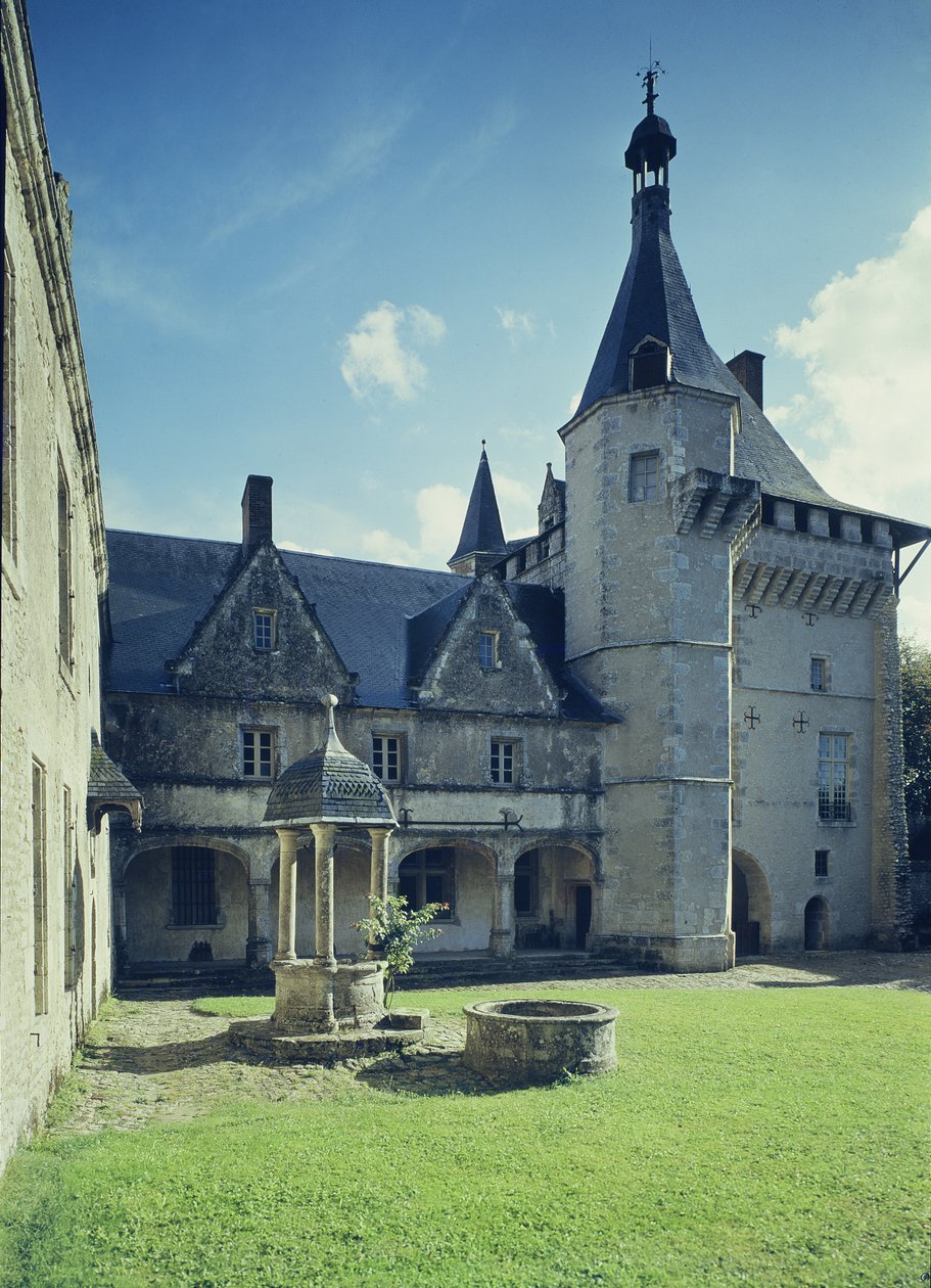 1520 yılında inşa edilmiş ana bina ve bir kuyu ile avlunun görünümü by French School