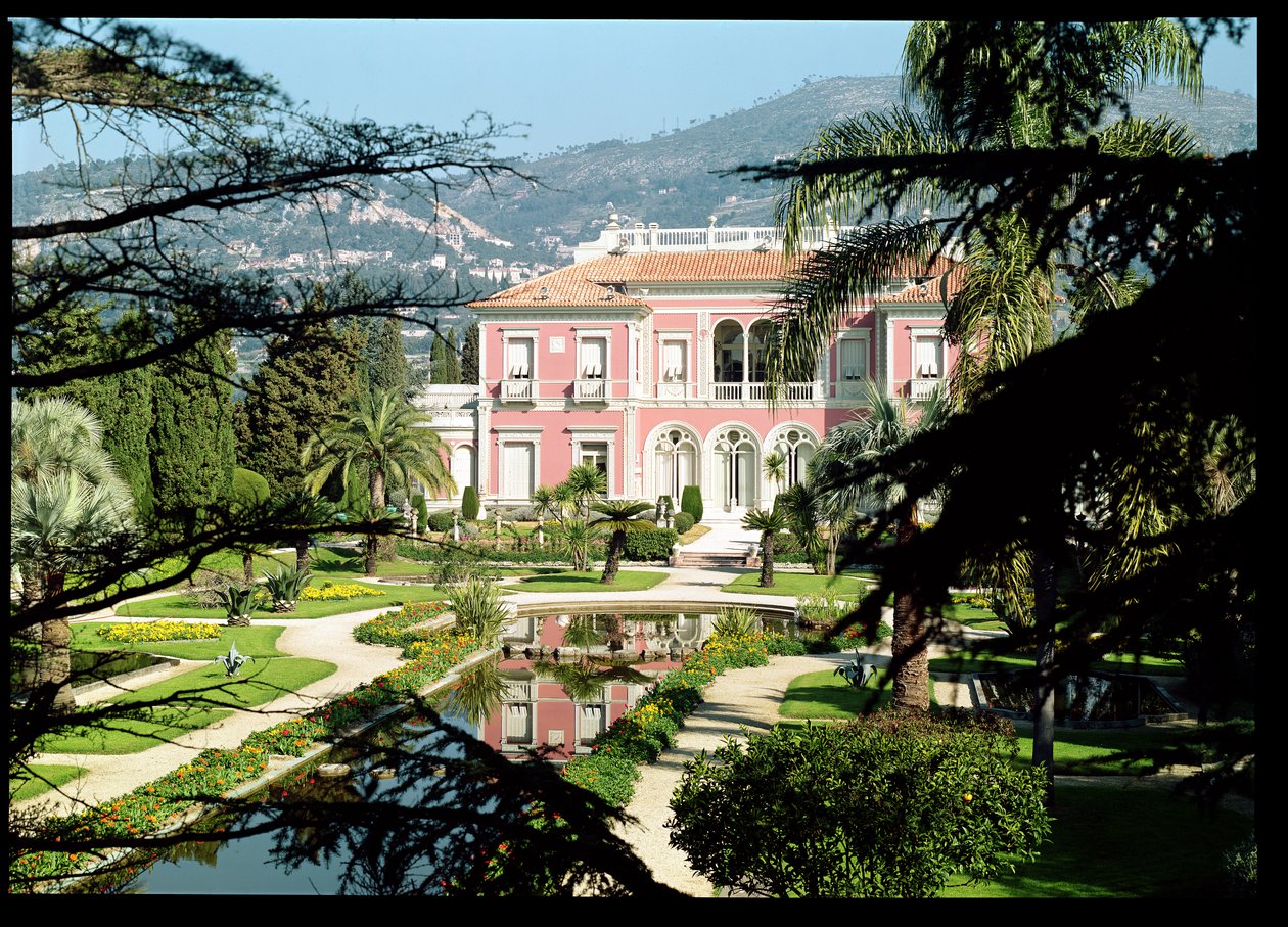 1905-12'de inşa edilen Villa Ile-de-France'ın cephesinin ve bahçelerinin görünümü by French School