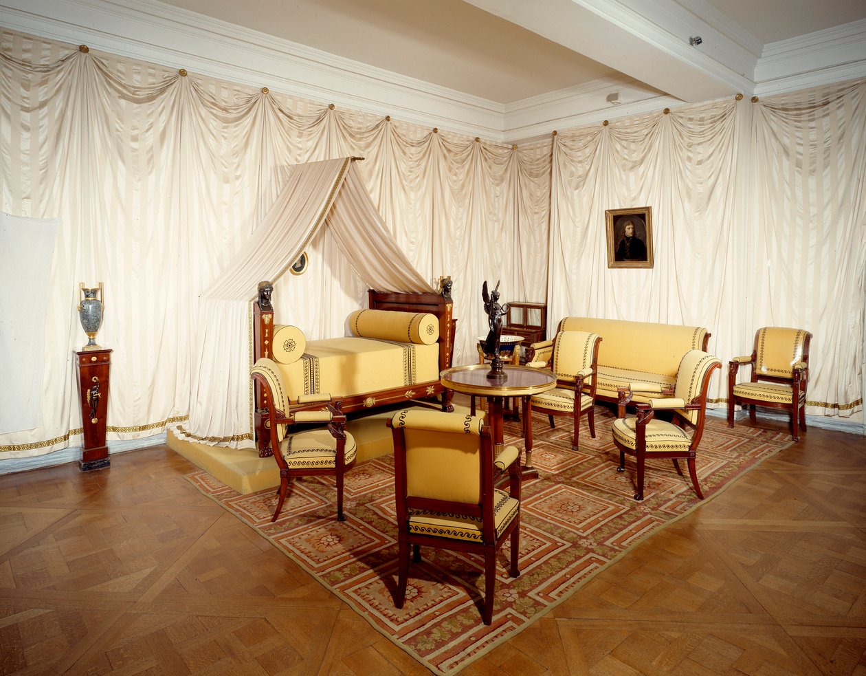 Rueil Malmaison'daki Malmaison kalesindeki İmparator I. Napolyon'un (1769-1821) odasının görünümü. by French School
