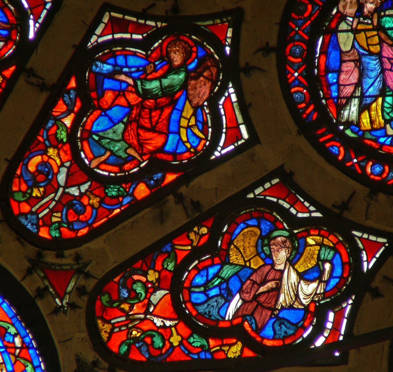Trompet ve diğer meleklerle müzisyen bir meleği betimleyen Window Ww by French School