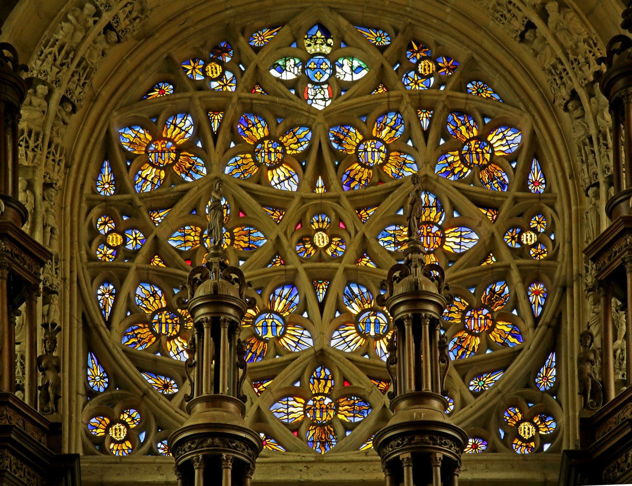 Gül Pencereyi, alevli Güneşleri gösteren pencere (vitray) by French School