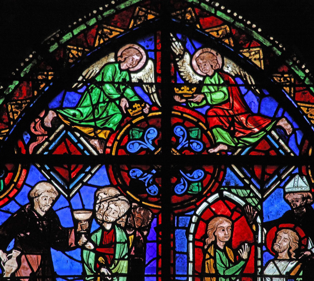 St Brioude penceresinin tepesinde melekleri gösteren w06 penceresi by French School