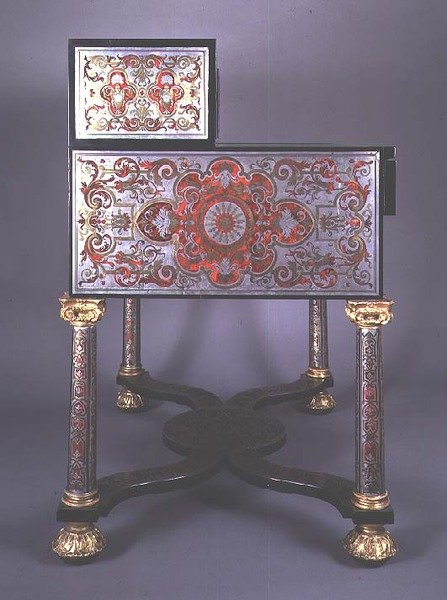 Kaplumbağa kabuğu kakma pirinçten Boulle tarzı kakma ile süslenmiş Yazı Masası, yaldızlı yuvalar (pirinç ve kaplumbağa kabuğu) (ayrıca bkz. 77182) by French School